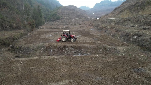 机耕队人员正在田间作业。黔江区委宣传部供图 华龙网发