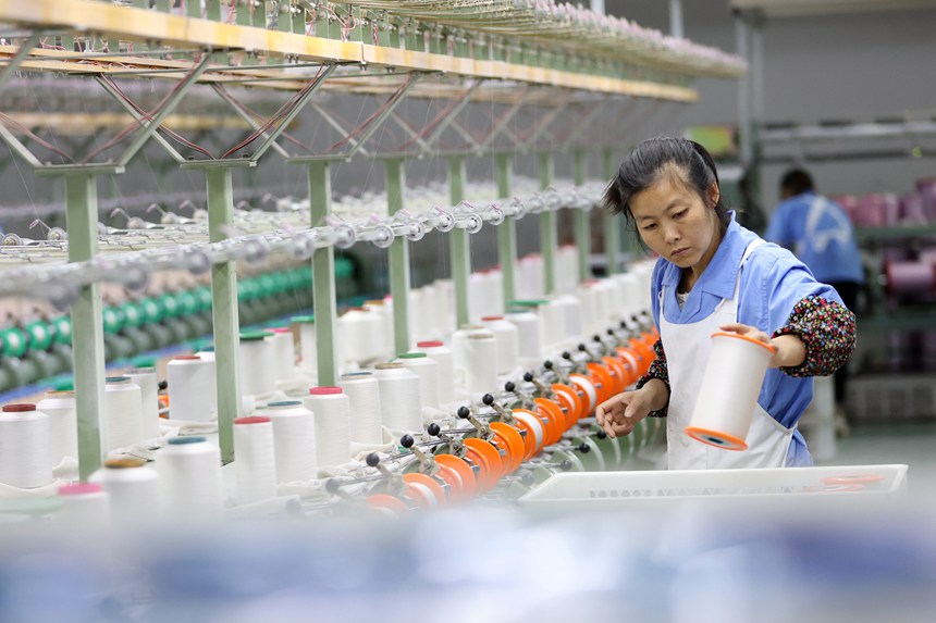 丝绸纺织女工在生产车间忙碌。杨敏摄