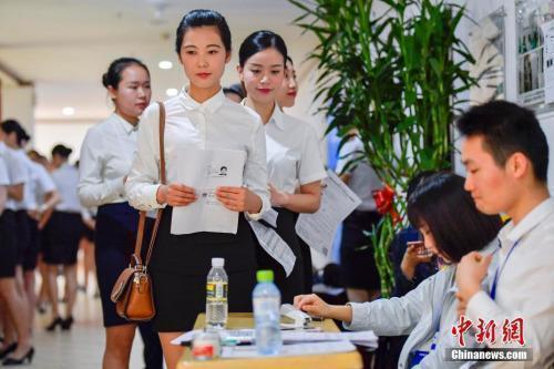 资料图:正在参加校园招聘的大学生。<a target='_blank' href='http://www.chinanews.com/'>中新社</a>记者 骆云飞 摄