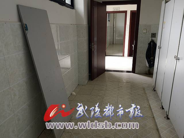 卫生间的门坏了怎么维修 6c626db1b60e1eb46ef804.jpg