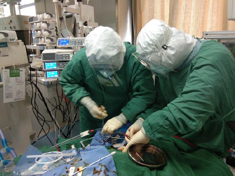 刘景仑(左一)与助手正在为患者进行ECM(4168165)-20200214210320.jpg