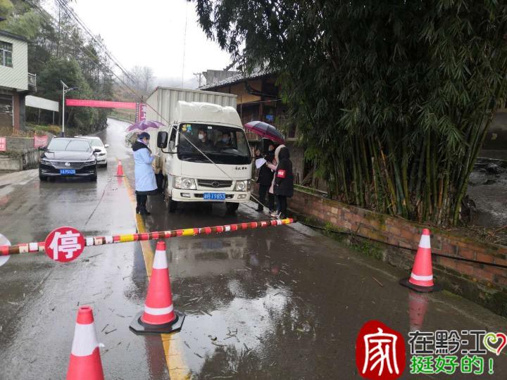 顶风冒雪守关口  疫情不退我们不散对有车辆证件车辆进行核查登记.jpg