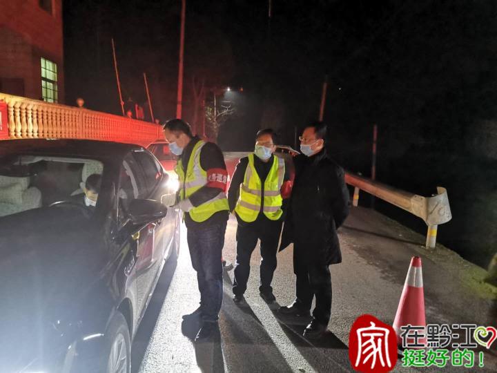 对过往车辆进行登记.jpg